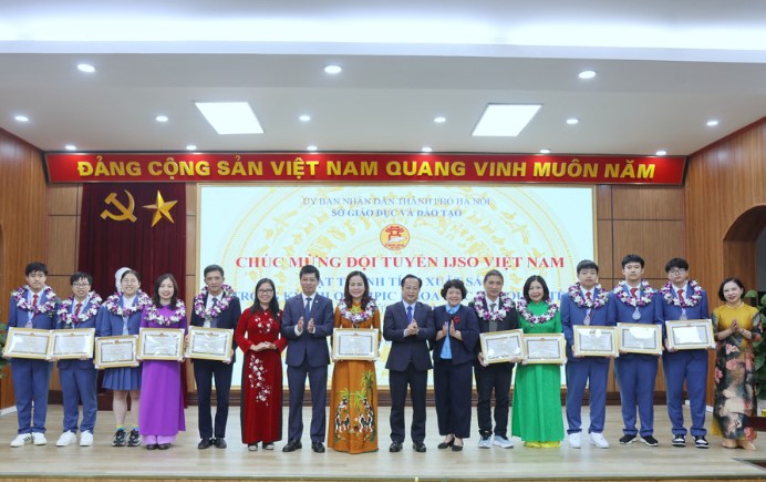 Hà Nội đón đoàn học sinh dự thi Olympic Khoa học trẻ quốc tế chiến thắng trở về